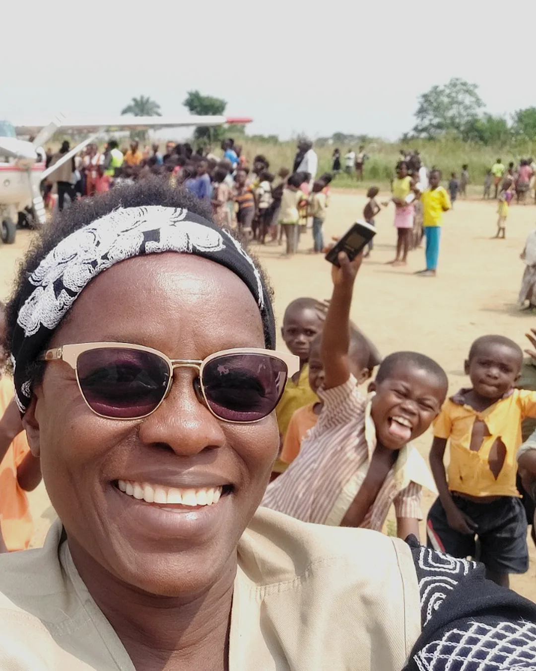 Responsable de la fondation entourée d’enfants — mission psychosociale